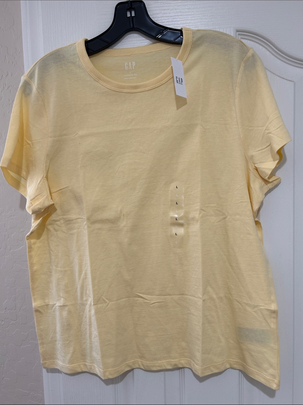 NWT GAP Short Sleeve Crewneck Tee in Light Yellow